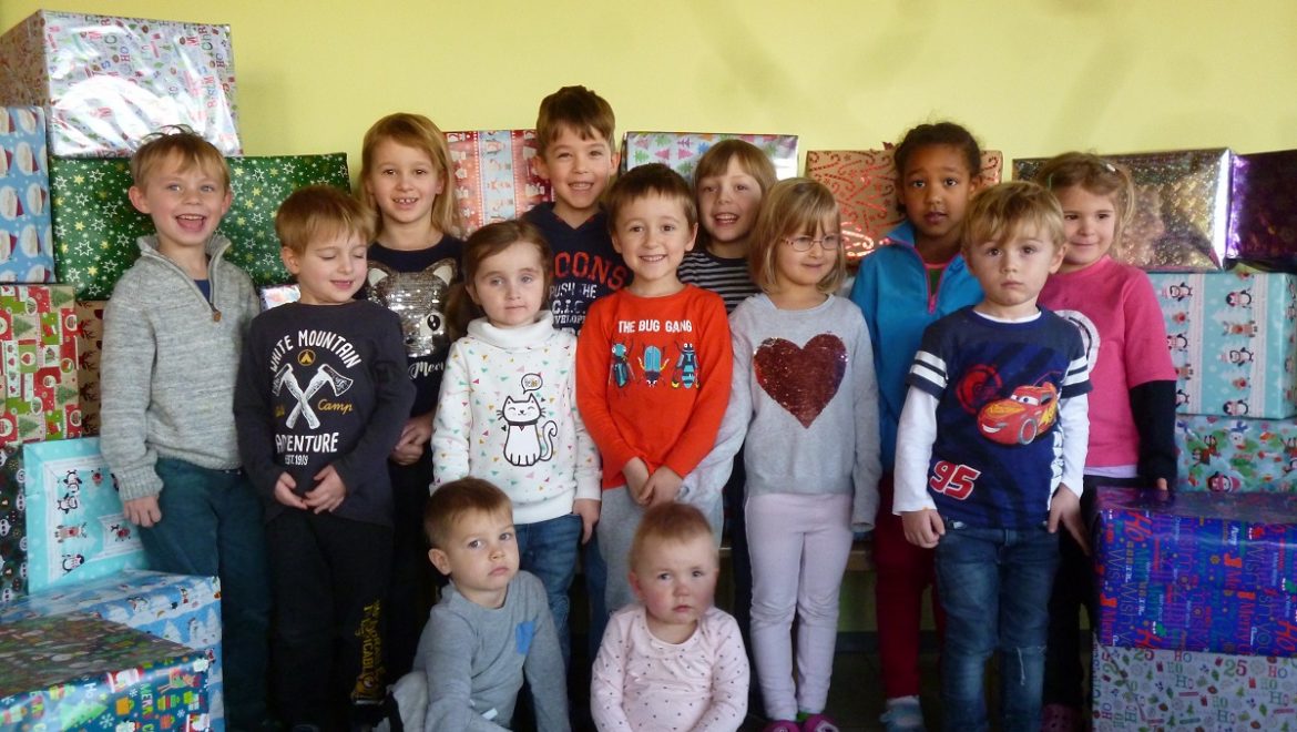 Kinder und Familien sammeln für Johanniterweihnachtstrucker