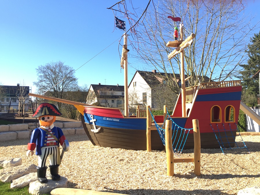Jetzt ist es offiziell, das Kinderhaus St. Paulus kann sich ab Sommer über ein neues Aussenspielgerät freuen – ein Playmobilaktivschiff